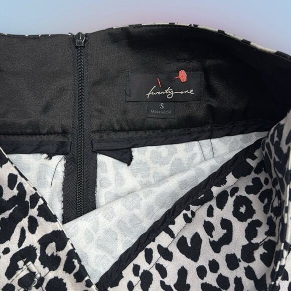 TWENTY ONE Women’s Small Black Gray Leopard Skirt - Picture 4 of 4